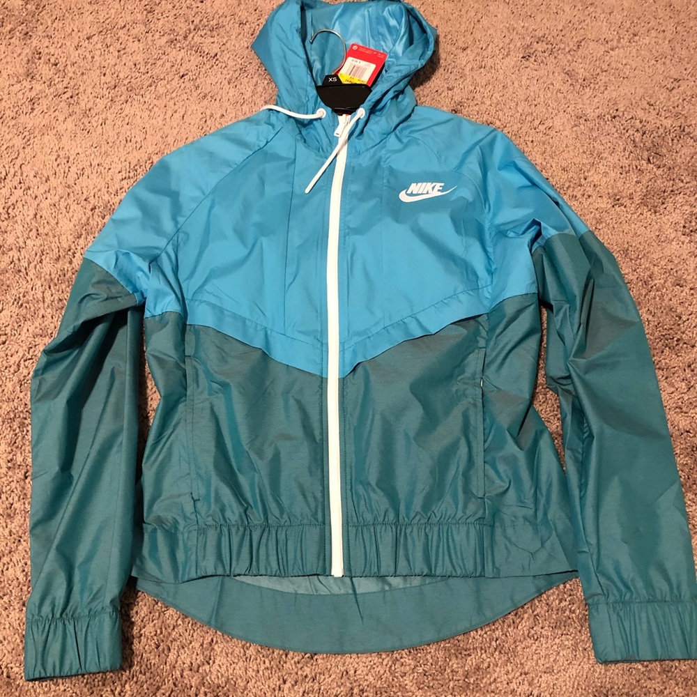 BRAND NEW NIKE WOMENS WINDBREAKER